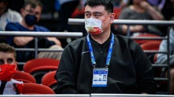 李璇：某解说得罪本地俱乐部，遭拉黑后又被所属单位停职