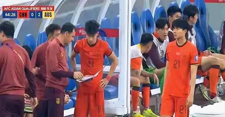 国足半场2-0新加坡 塞鸟首球张玉宁点射