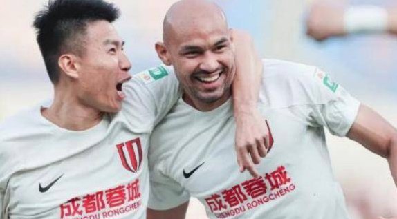 中超-杨明洋破僵局杨聪85分钟补射救主 海牛主场1-1蓉城