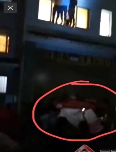 大马丁的卡车冲出路面遇险，邻居出手相救&他回赠礼物致谢0