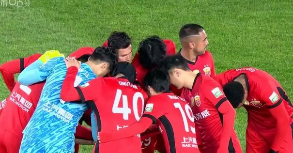 徐彬、李新翔替补登场，依木兰、向余望被换下